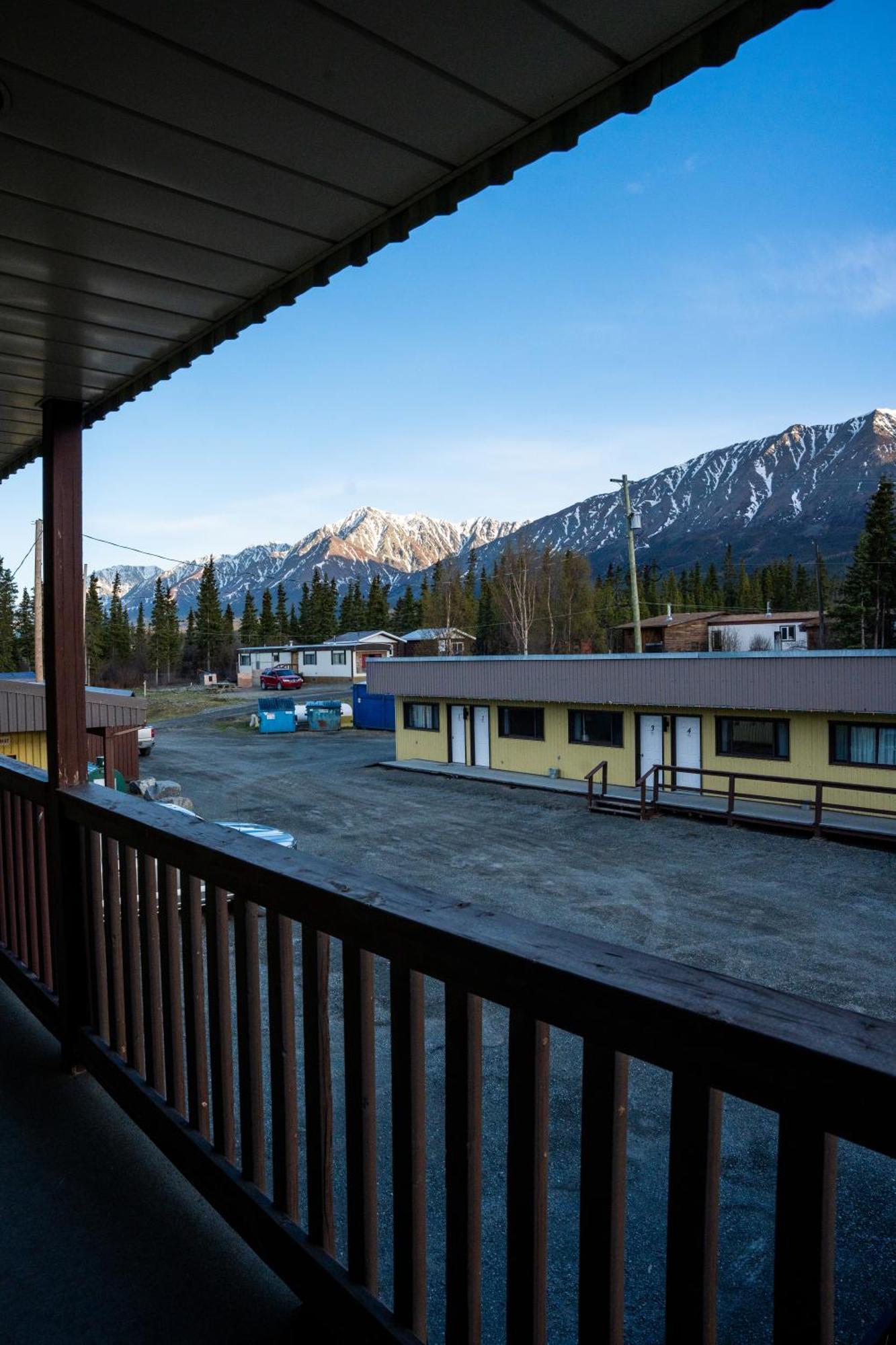 Talbot Arm Motel Destruction Bay Exterior photo
