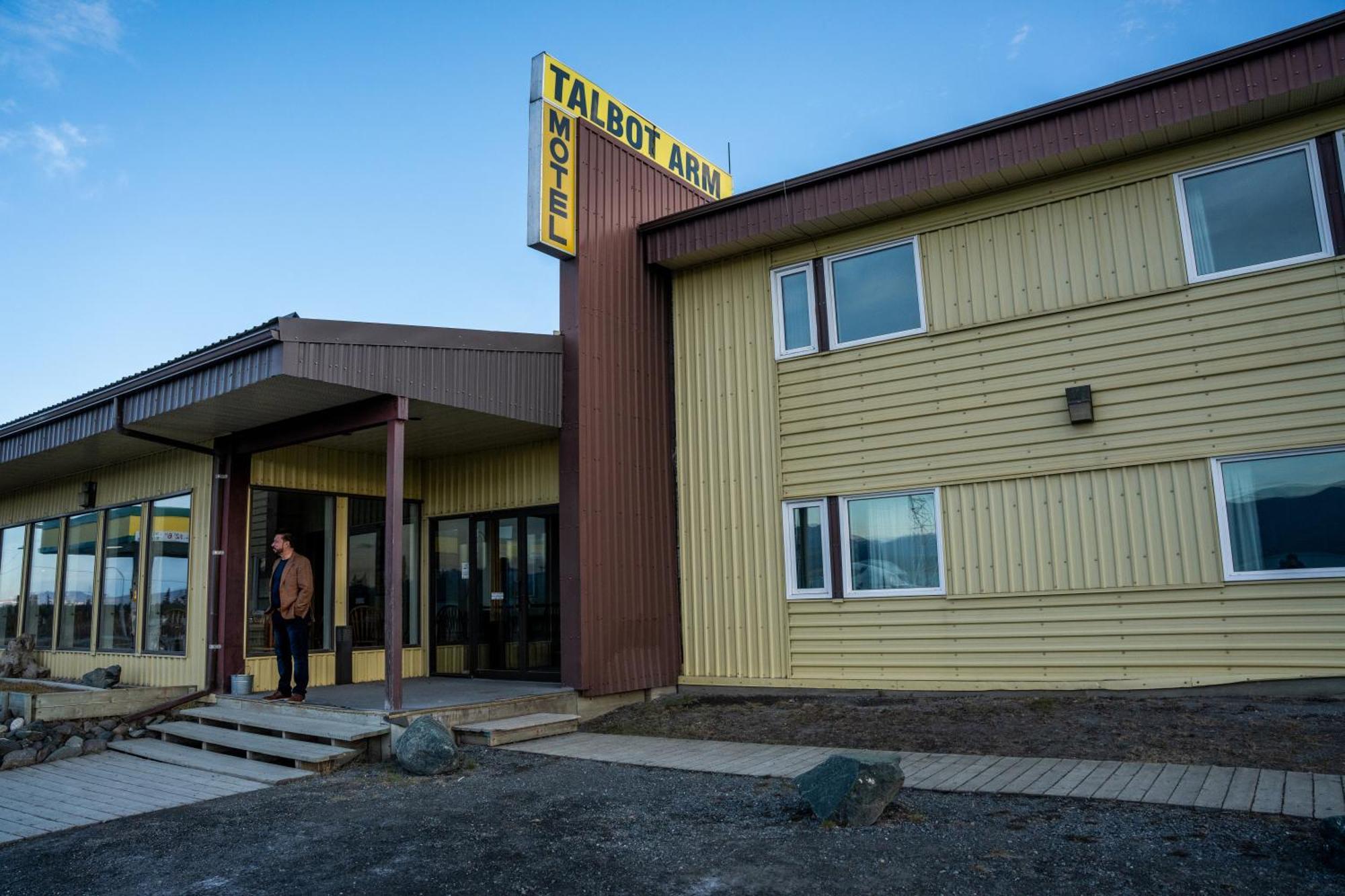 Talbot Arm Motel Destruction Bay Exterior photo